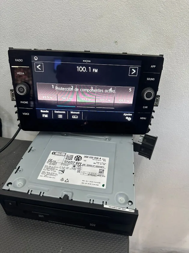 Instalación de cámara de reversa en Chevrolet realizada en Acevedo Serviauto