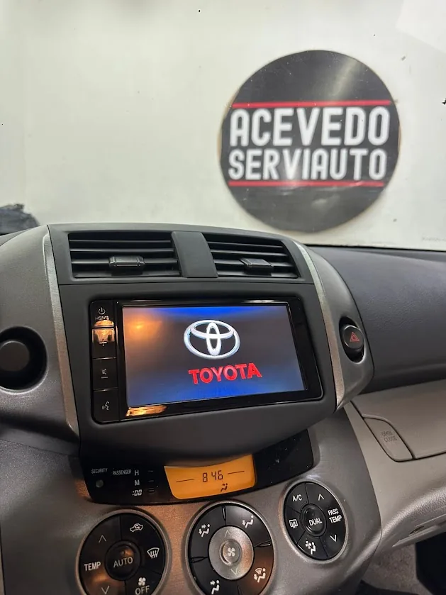 Imagen de cámara de retroceso integrada en pantalla original del auto