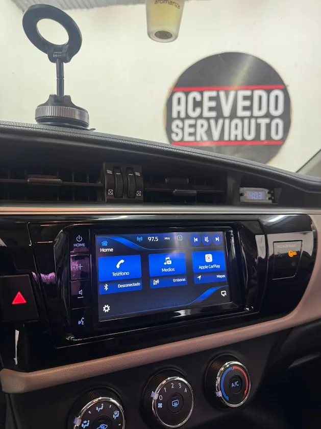 Ford Fiesta Kinetic con pantalla multimedia instalada en Acevedo Serviauto