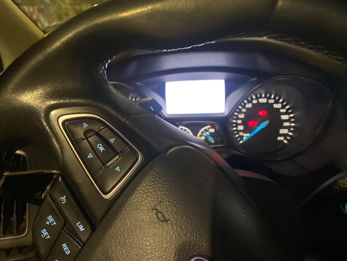 Pantalla multimedia instalada y encendida, trabajo realizado en Acevedo Serviauto San Miguel