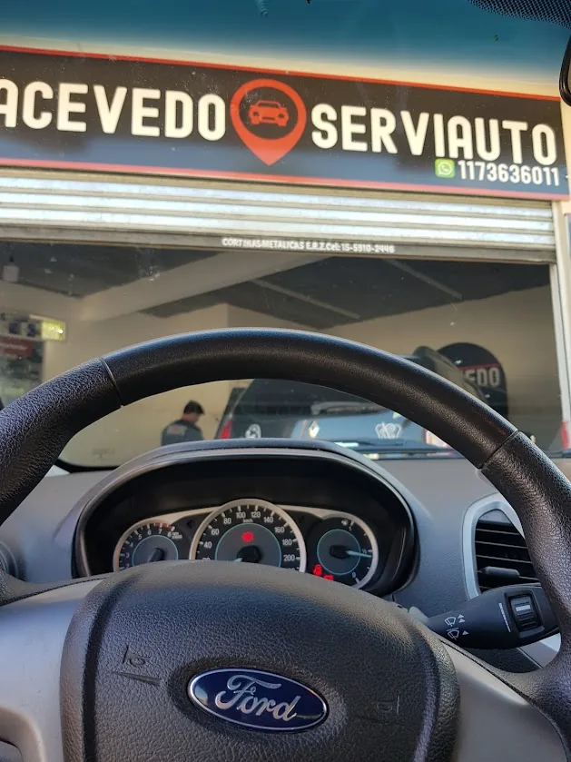 Banco de trabajo con instrumental de diagnóstico en Acevedo Serviauto