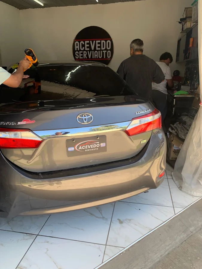 Equipo de Acevedo Serviauto, especialistas en electrónica automotriz en San Miguel
