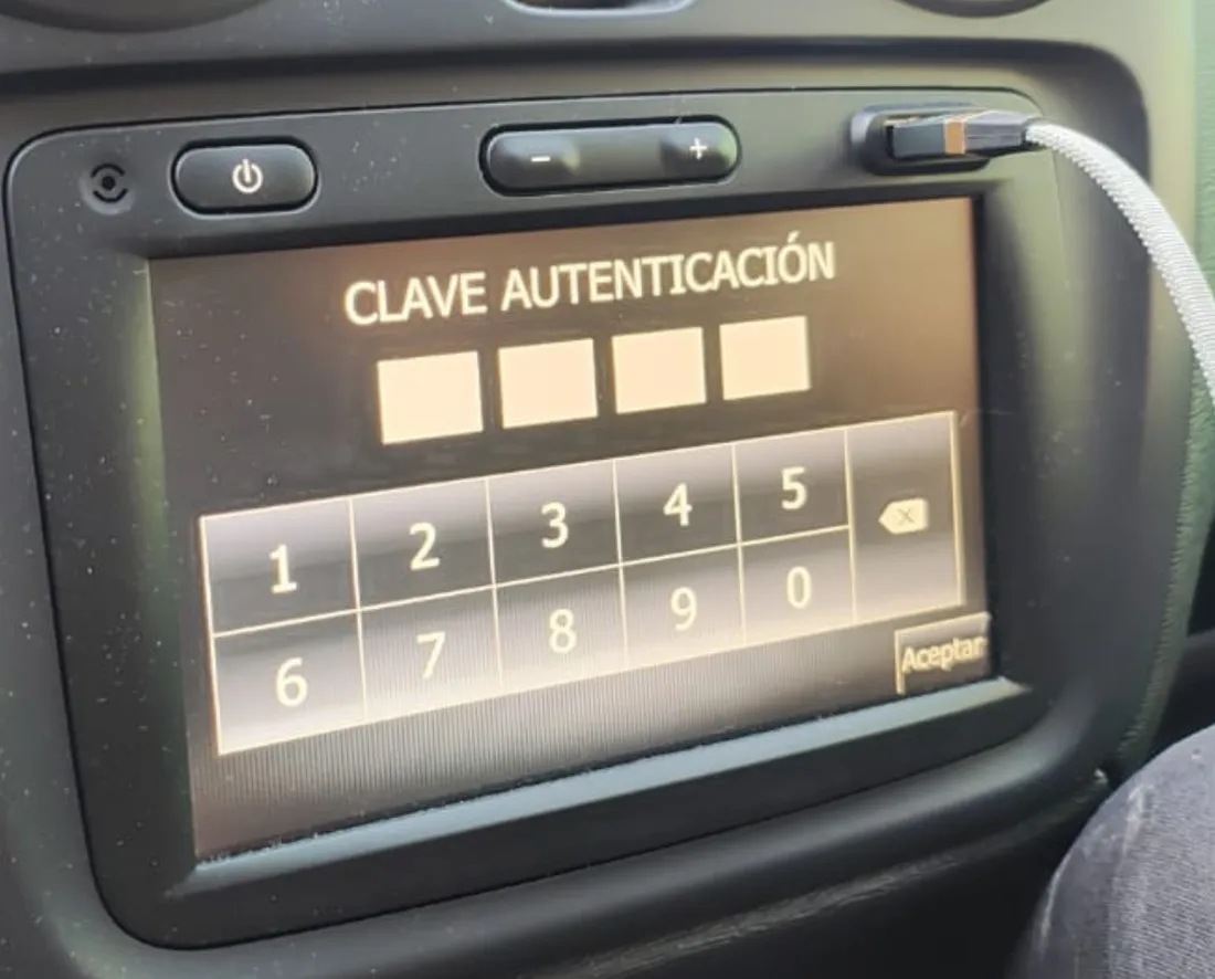 Pantalla Renault MediaNav pidiendo clave de autenticación, desbloqueo en Acevedo Serviauto