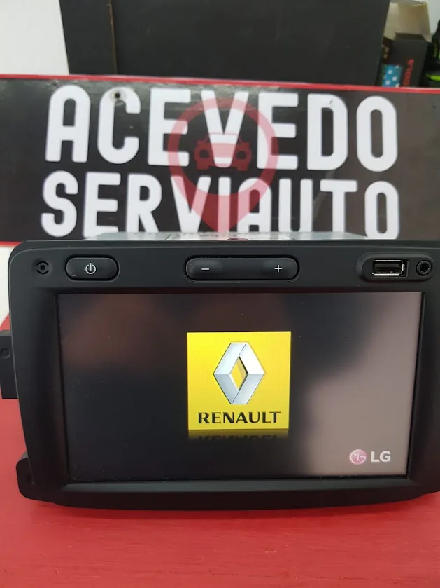 MediaNav de Renault tildado en el logo de arranque, sobre banco de trabajo de Acevedo Serviauto en San Miguel