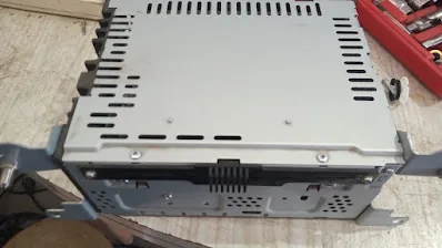 Placa electrónica de multimedia en proceso de diagnóstico y reparación