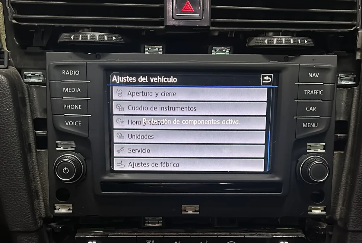 Volkswagen Amarok con pantalla de versión superior instalada mediante retrofit en Acevedo Serviauto
