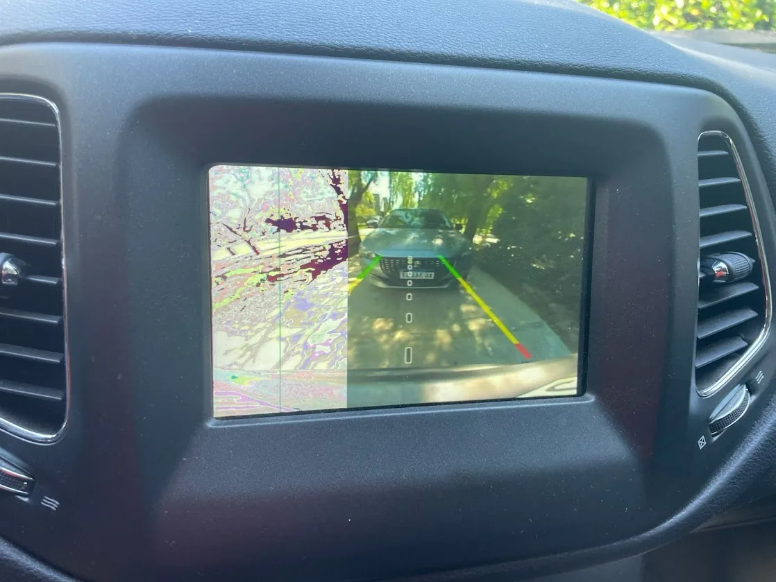 Toyota Hilux con sistema multimedia instalado en Acevedo Serviauto
